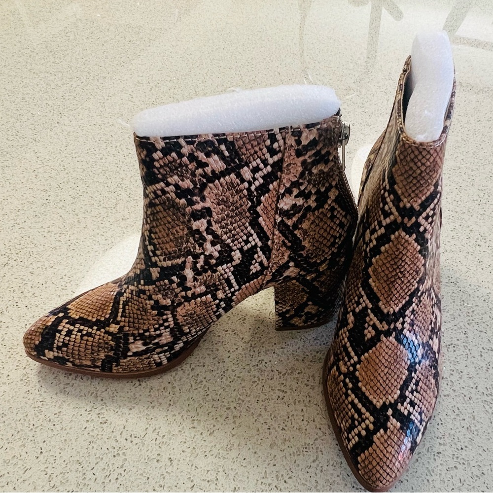 NEW, NEVER WORN Steve Madden Julianne Brown Snakeskin Ankle Booties